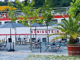 River Hotel