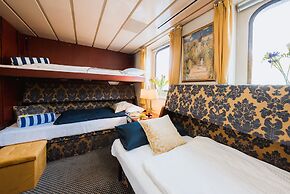 River Hotel