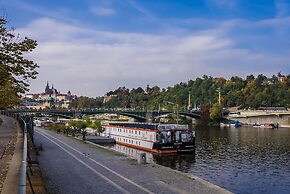 River Hotel