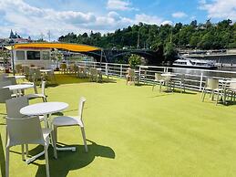 River Hotel
