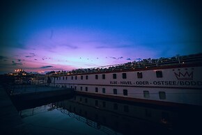 River Hotel