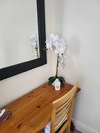 1 Bed Retreat-sleeps 2-secure Parking-garden