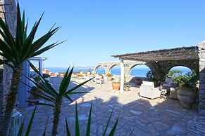 Amati Villa Cavo Dellos