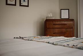 Hill Road Manor Bed & Breakfast