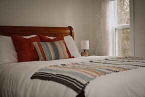 Hill Road Manor Bed & Breakfast