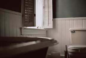 Hill Road Manor Bed & Breakfast