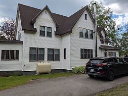 Hill Road Manor Bed & Breakfast