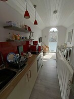1 Bed Cottage - Sleeps 2 - Parking - Wifi
