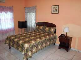 Tropical Court Hotel