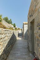 Trapela Limeni Luxury Suites