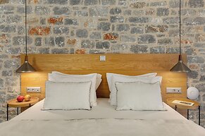 Trapela Limeni Luxury Suites