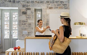 Trapela Limeni Luxury Suites