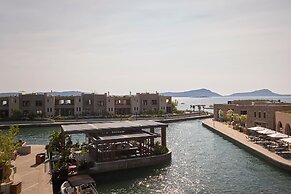 W Costa Navarino