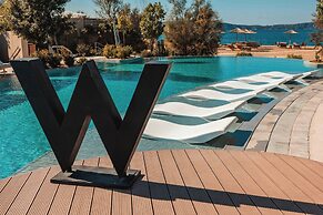 W Costa Navarino