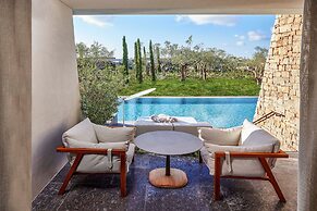 W Costa Navarino