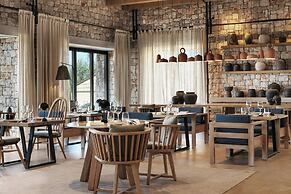 W Costa Navarino