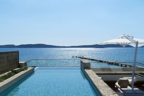 W Costa Navarino