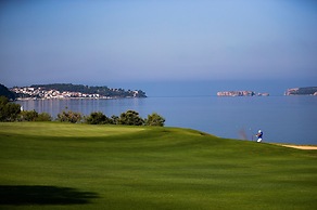 W Costa Navarino