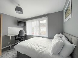 Beautiful Modern & Contemporary Home Close to City