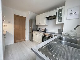 Beautiful Modern & Contemporary Home Close to City