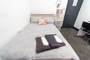 Spacious Studio Near City Centre!