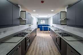 Spacious Studio Near City Centre!