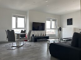 Lakeview 2 Room Penthouse Rooftop W15