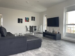 Lakeview 2 Room Penthouse Rooftop W15
