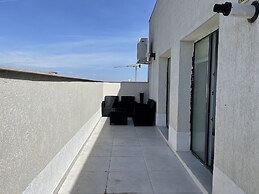 Lakeview 2 Room Penthouse Rooftop W15