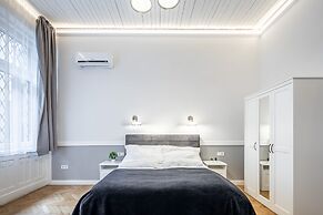 Luxurious Apartment At City Center