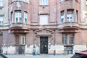 Central Luxury Apartment