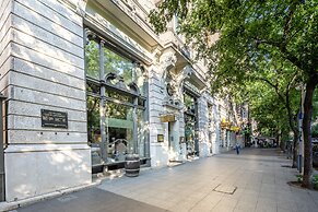 Central Luxury Apartment