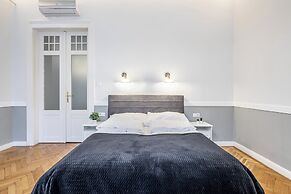 Central Luxury Apartment