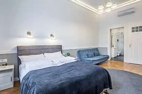 Central Luxury Apartment