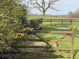 Private Entry Double Bedroom With Beautiful Views!