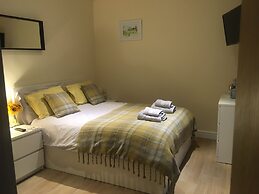 Private Entry Double Bedroom With Beautiful Views!