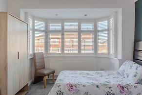 Room-apple House Wembley - Family Room w