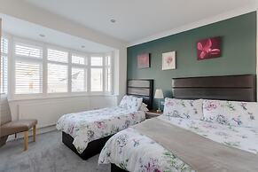 Room-apple House Wembley - Family Room w