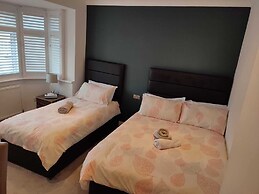 Room-apple House Wembley - Family Room w