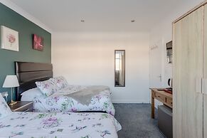 Room-apple House Wembley - Family Room w