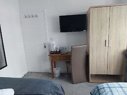 Room-apple House Wembley - Family Room w