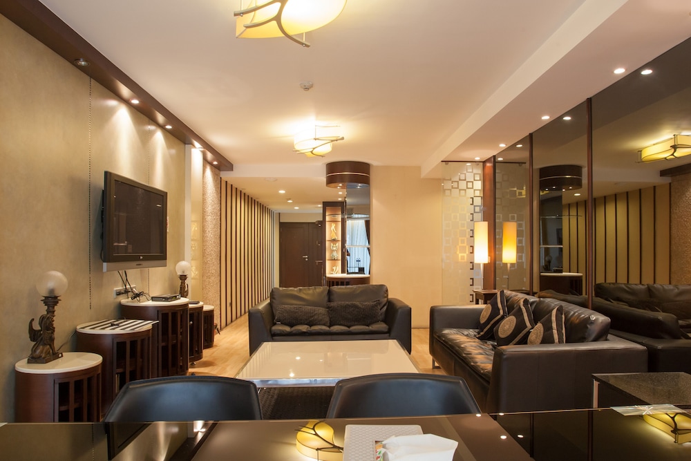 2C - 2 Bedroom Downtown Apartment With Shared Pool