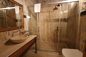 Sarnich Cave Suites