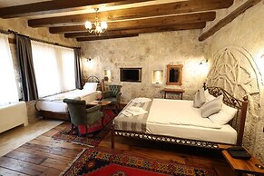 Sarnich Cave Suites