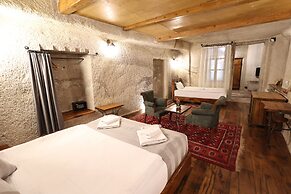 Sarnich Cave Suites