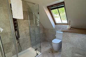 1 Bed Suite - Sleeps 2, Patio, Parking & Wifi