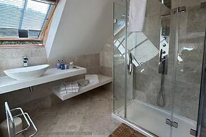 1 Bed Suite - Sleeps 2, Patio, Parking & Wifi