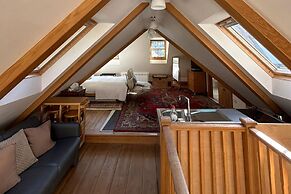 1 Bed Suite - Sleeps 2, Patio, Parking & Wifi