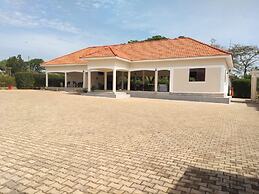 Karuma Travellers Hotel