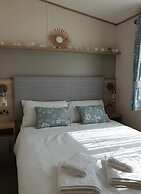 The Sea Breeze - Captivating Caravan in Camber